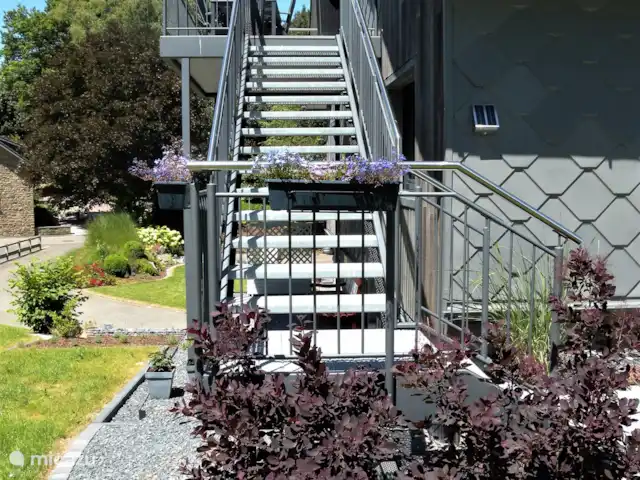 appartement huren in België, Ardennen, Butgenbach – T-Ravel Entree met trappenhuis