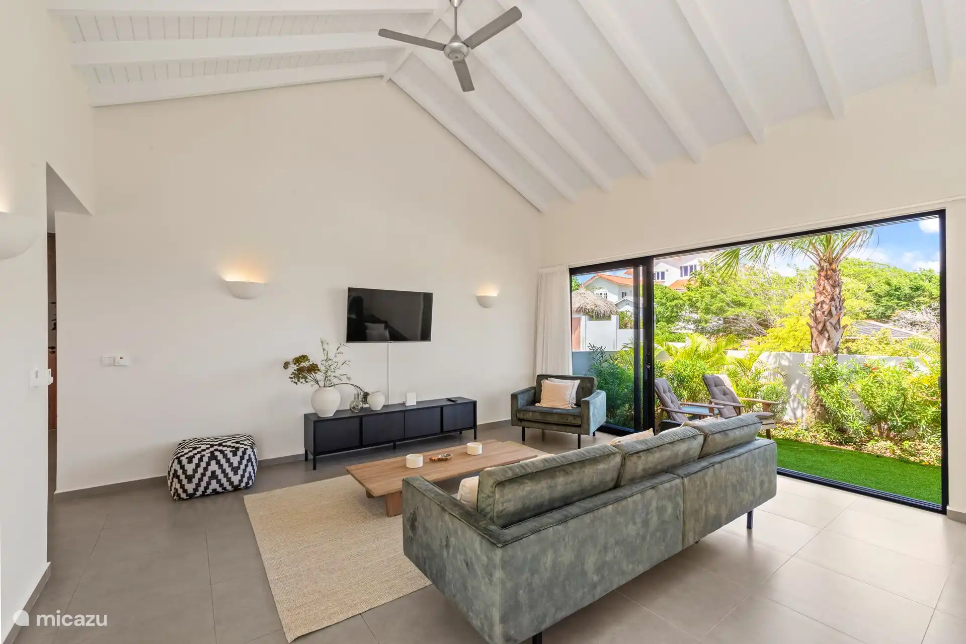 Ruime woonkamer met TV