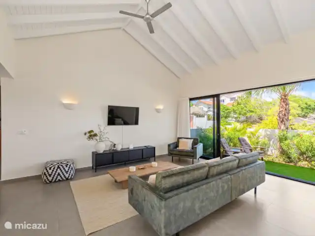Casa Jan Sofat 57 | Curaçao, Banda Ariba (est), Jan Sofat - appartement Salon spacieux avec TV
