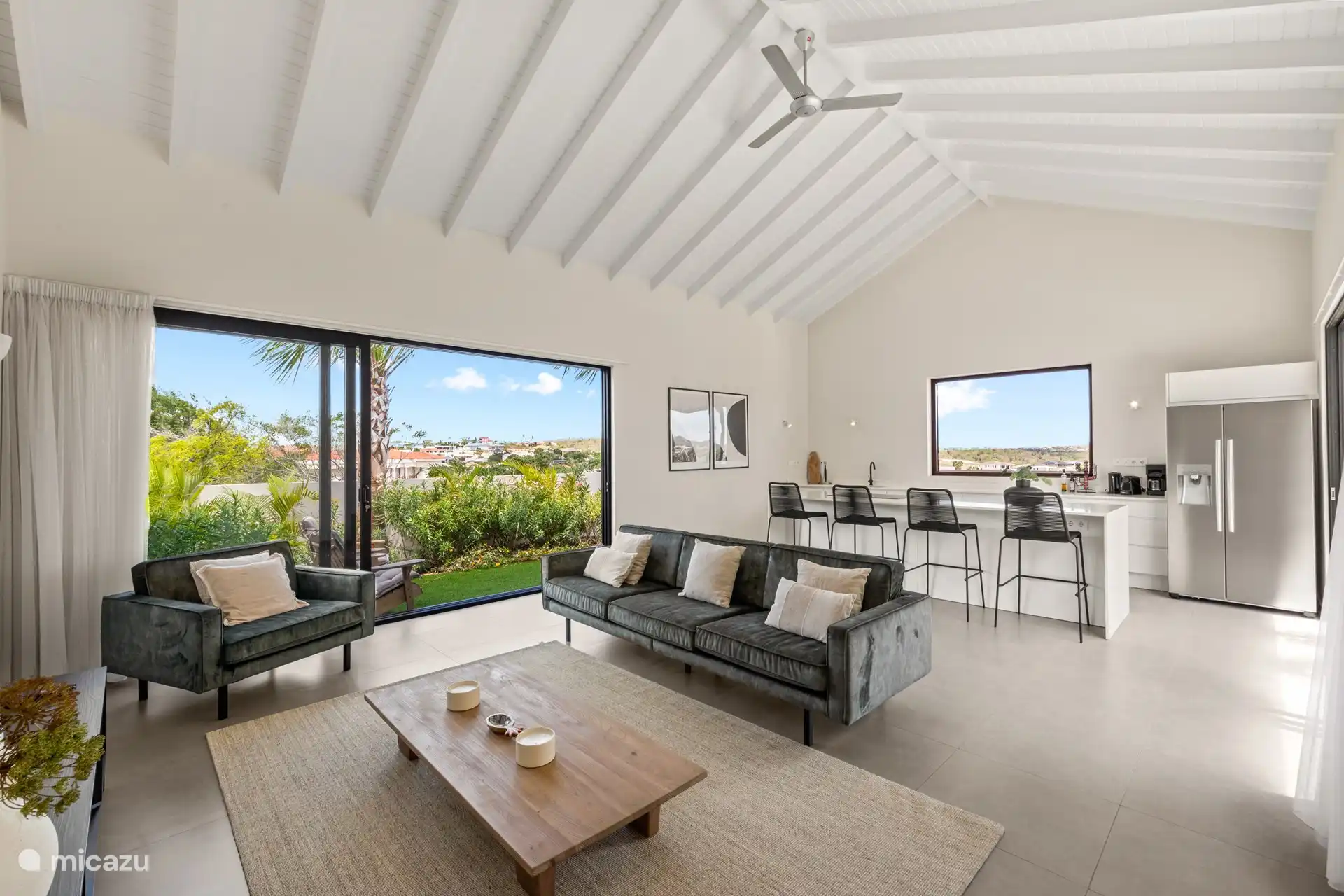 Ruime moderne keuken en woonkamer