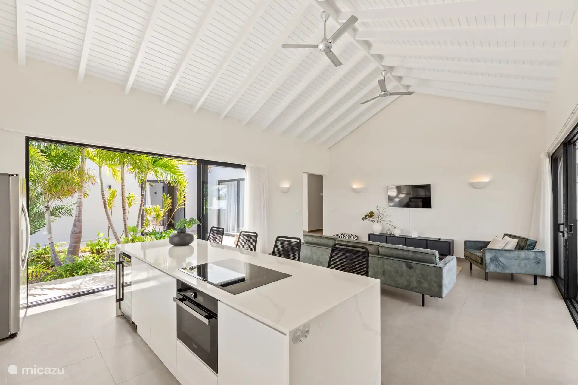 Ruime moderne keuken met oven, wijnkoeler en vaatwasser