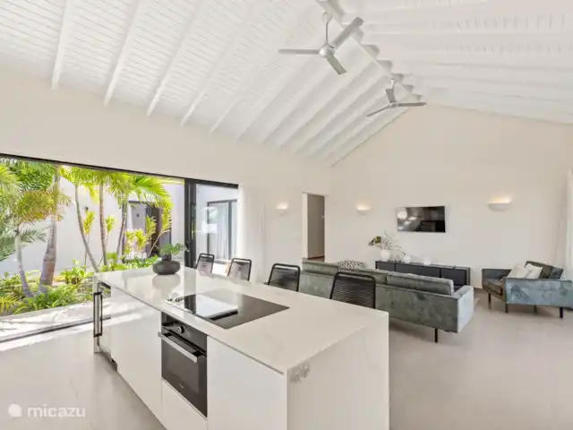 Casa Jan Sofat 57 | Curaçao, Banda Ariba (est), Jan Sofat - appartement Cuisine moderne spacieuse avec four, refroidisseur à vin et lave-vaisselle