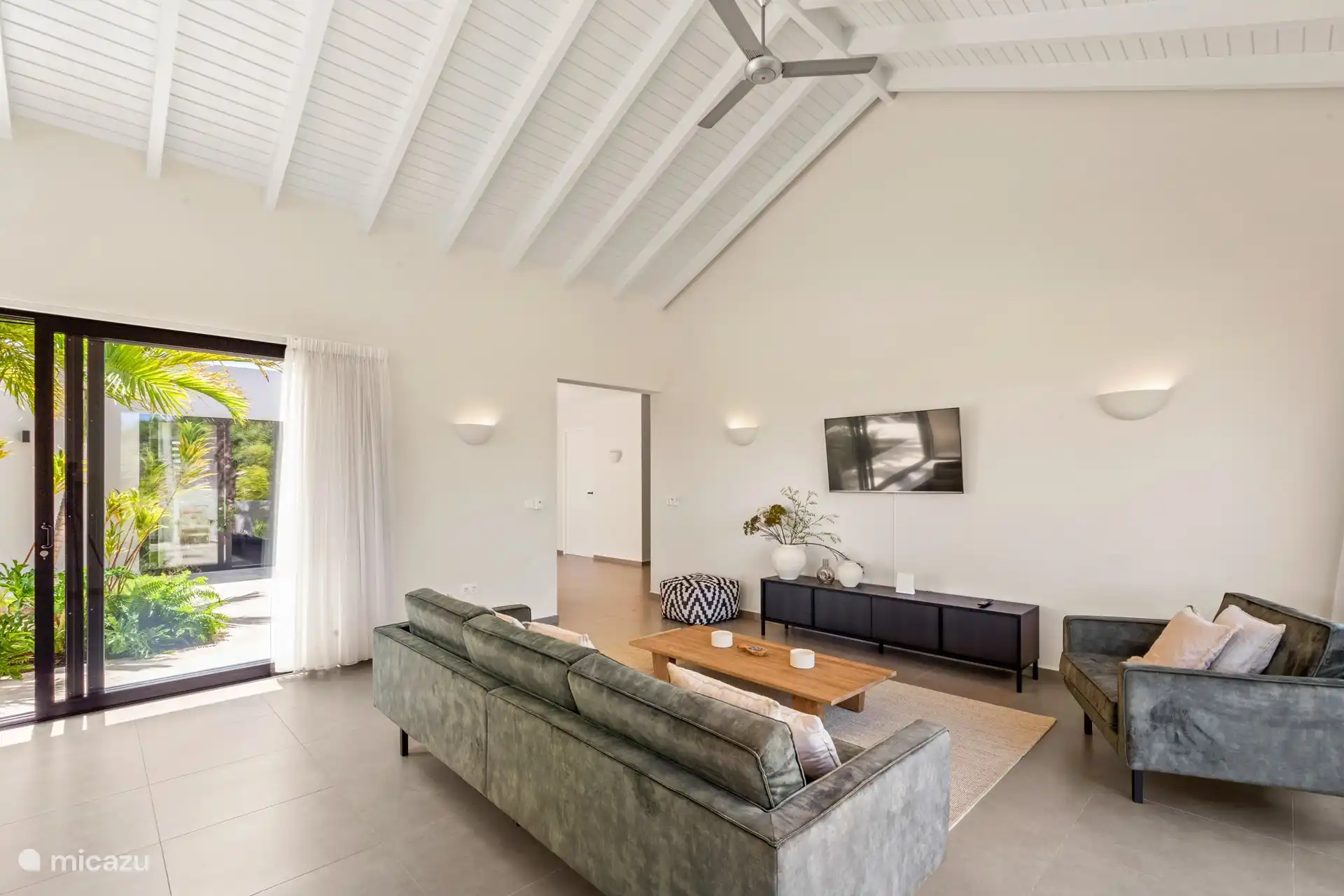 Ruime woonkamer met TV