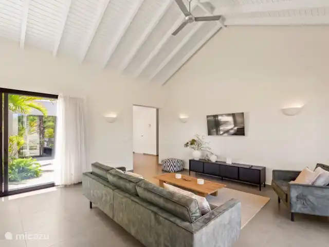 Casa Jan Sofat 57 | Curaçao, Banda Ariba (est), Jan Sofat - appartement Salon spacieux avec TV