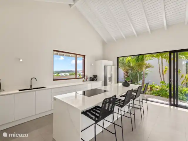 Casa Jan Sofat 57 | Curaçao, Banda Ariba (est), Jan Sofat - appartement Cuisine moderne spacieuse avec four, refroidisseur à vin et lave-vaisselle