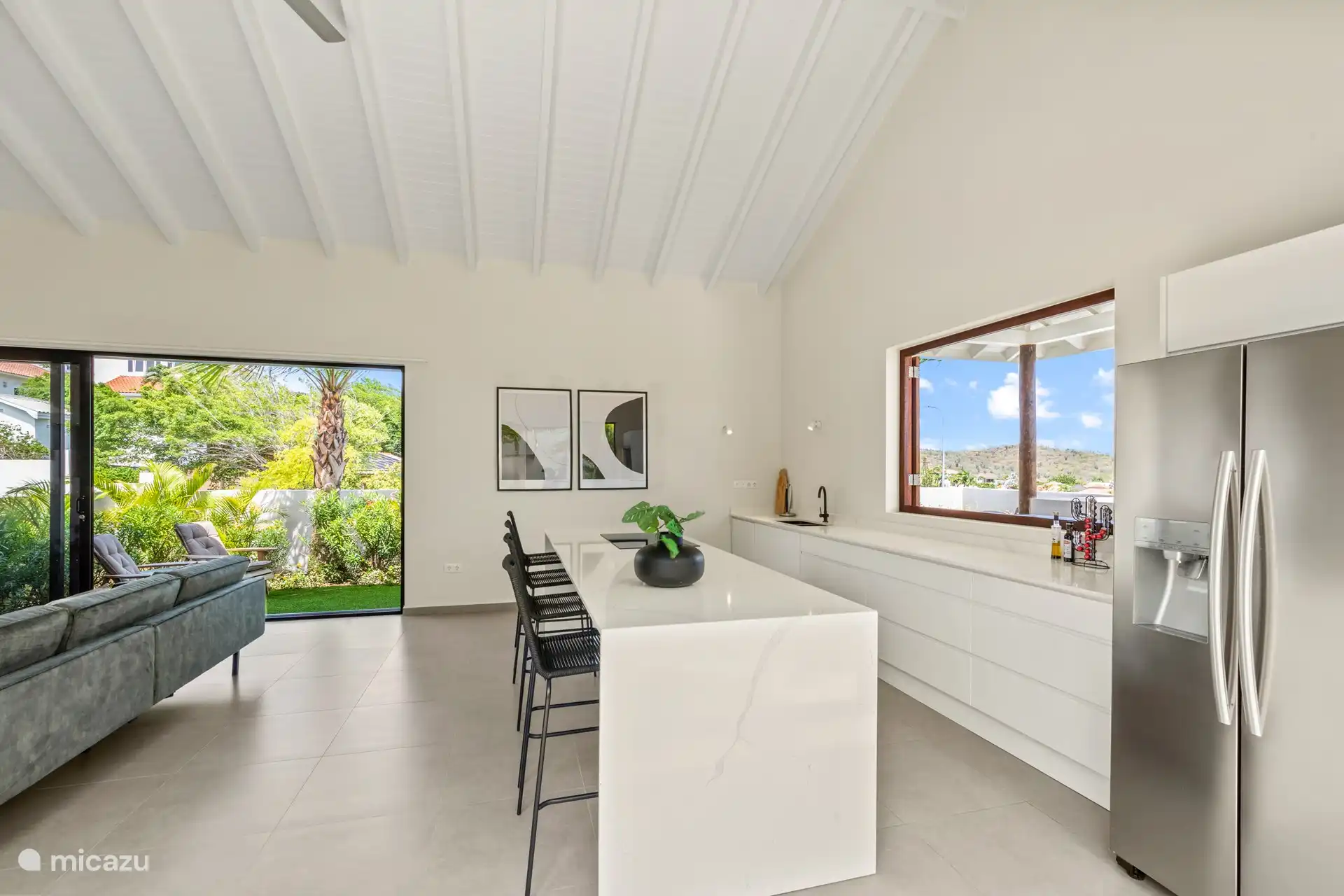 Ruime moderne keuken met oven, wijnkoeler en vaatwasser