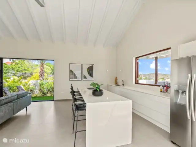 Casa Jan Sofat 57 | Curaçao, Banda Ariba (est), Jan Sofat - appartement Cuisine moderne spacieuse avec four, refroidisseur à vin et lave-vaisselle