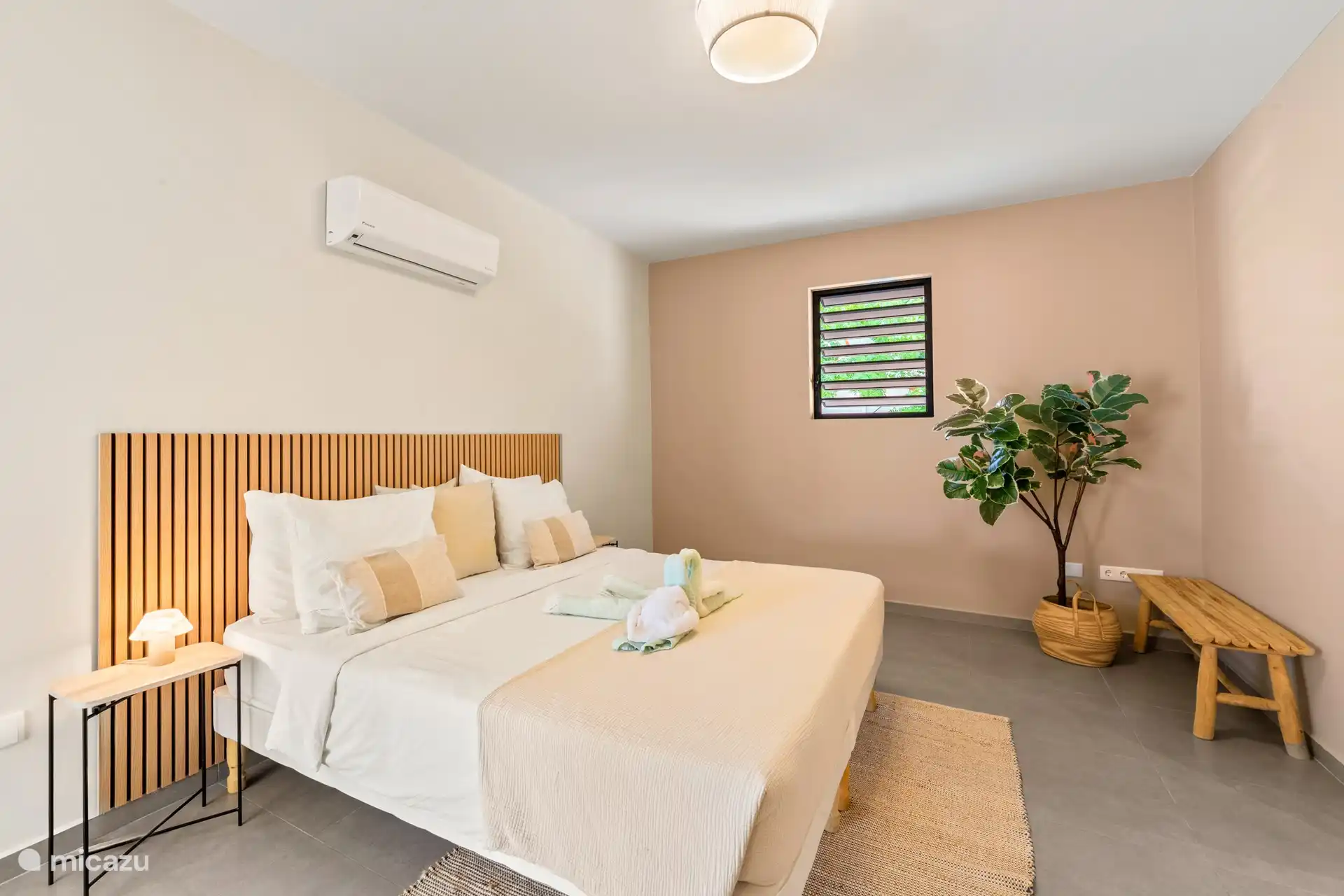 Slaapkamer 1 met tweepersoonsbed, a/c en badkamer