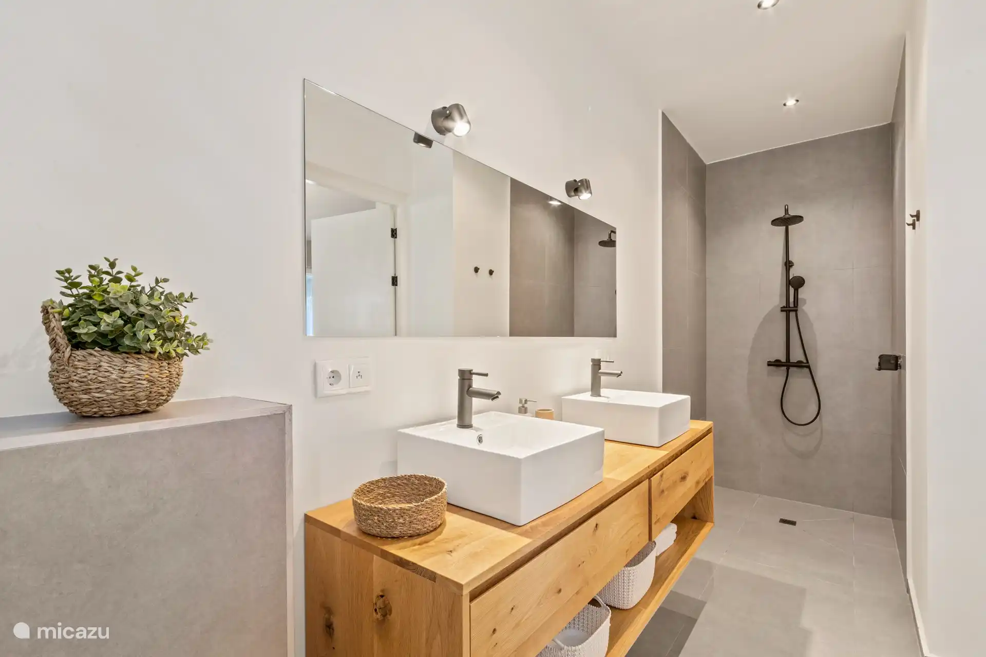 Badkamer bij slaapkamer 1 met regendouche