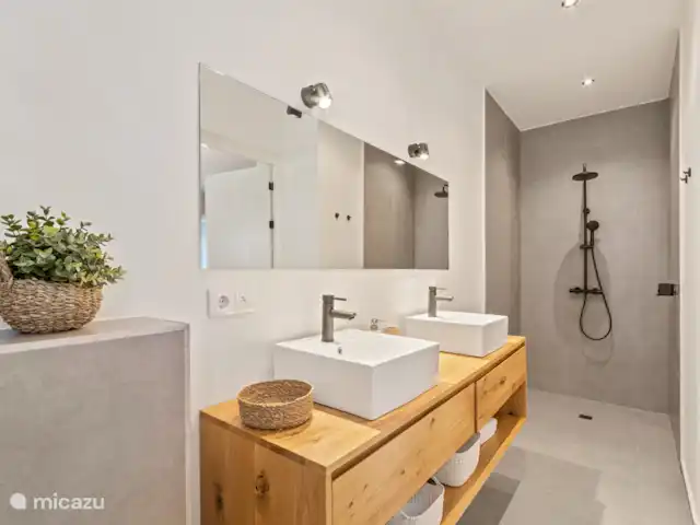 Casa Jan Sofat 57 | Curaçao, Banda Ariba (est), Jan Sofat - appartement Salle de bain dans la chambre 1 avec douche à effet pluie