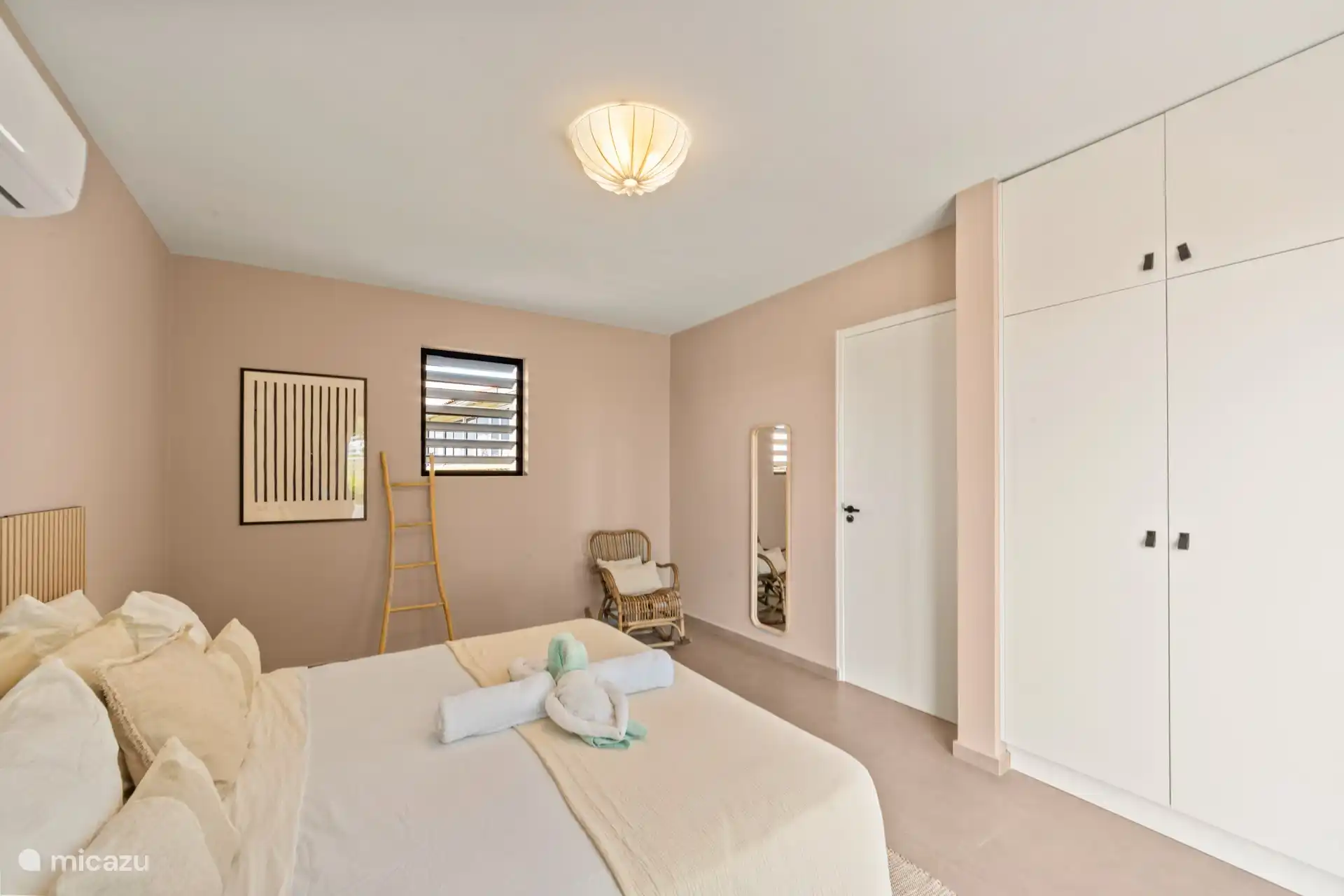 Slaapkamer 2 met tweepersoonsbed, a/c en badkamer