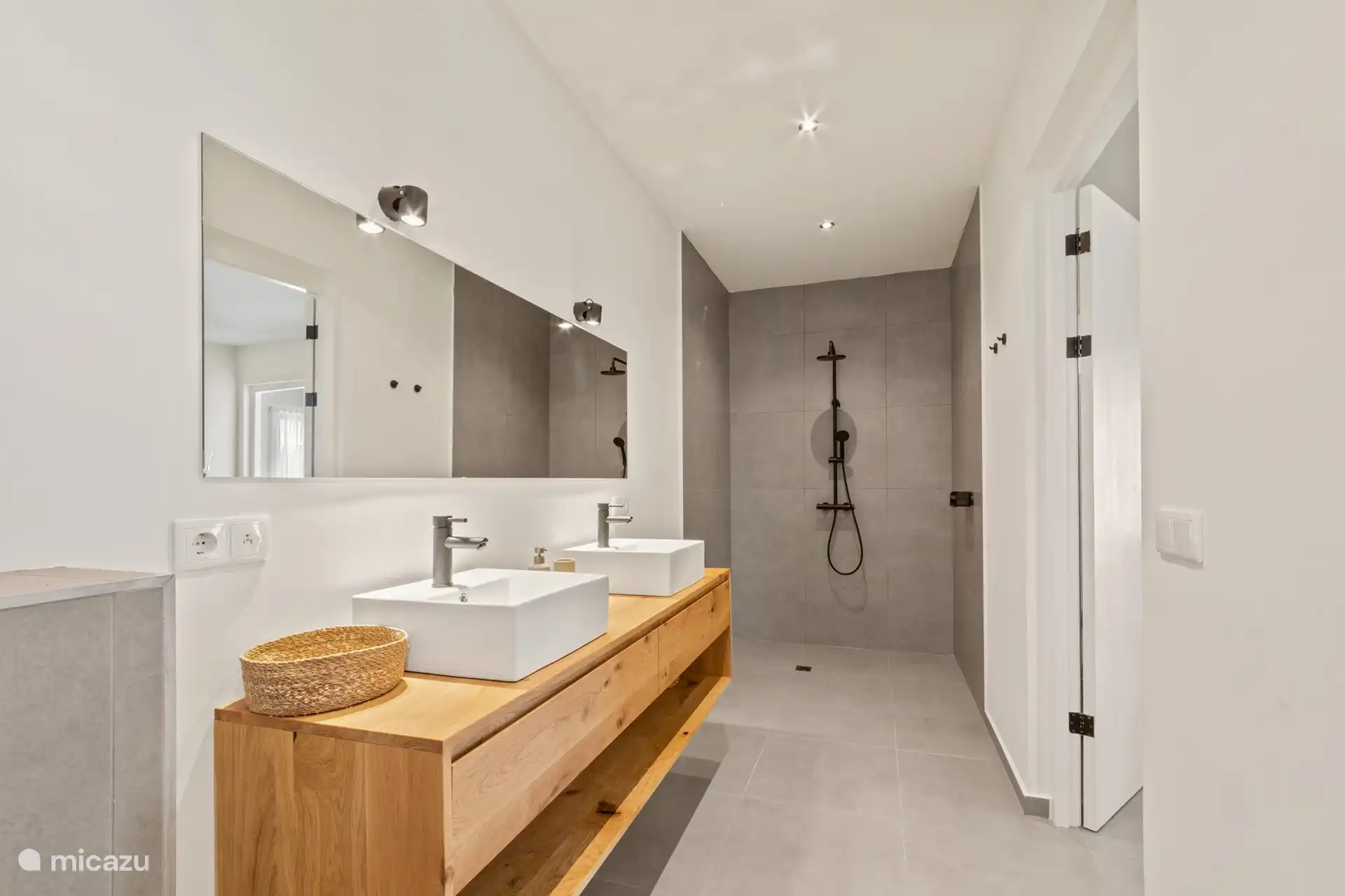 badkamer bij slaapkamer 2 met regendouche