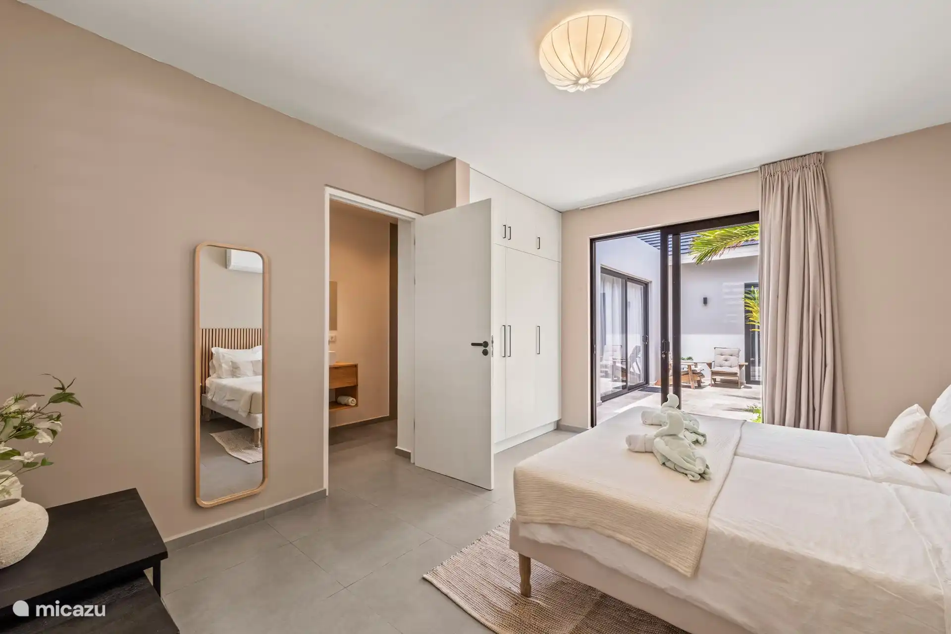 Tuinkamer 2 met tweepersoonsbed, a/c en badkamer