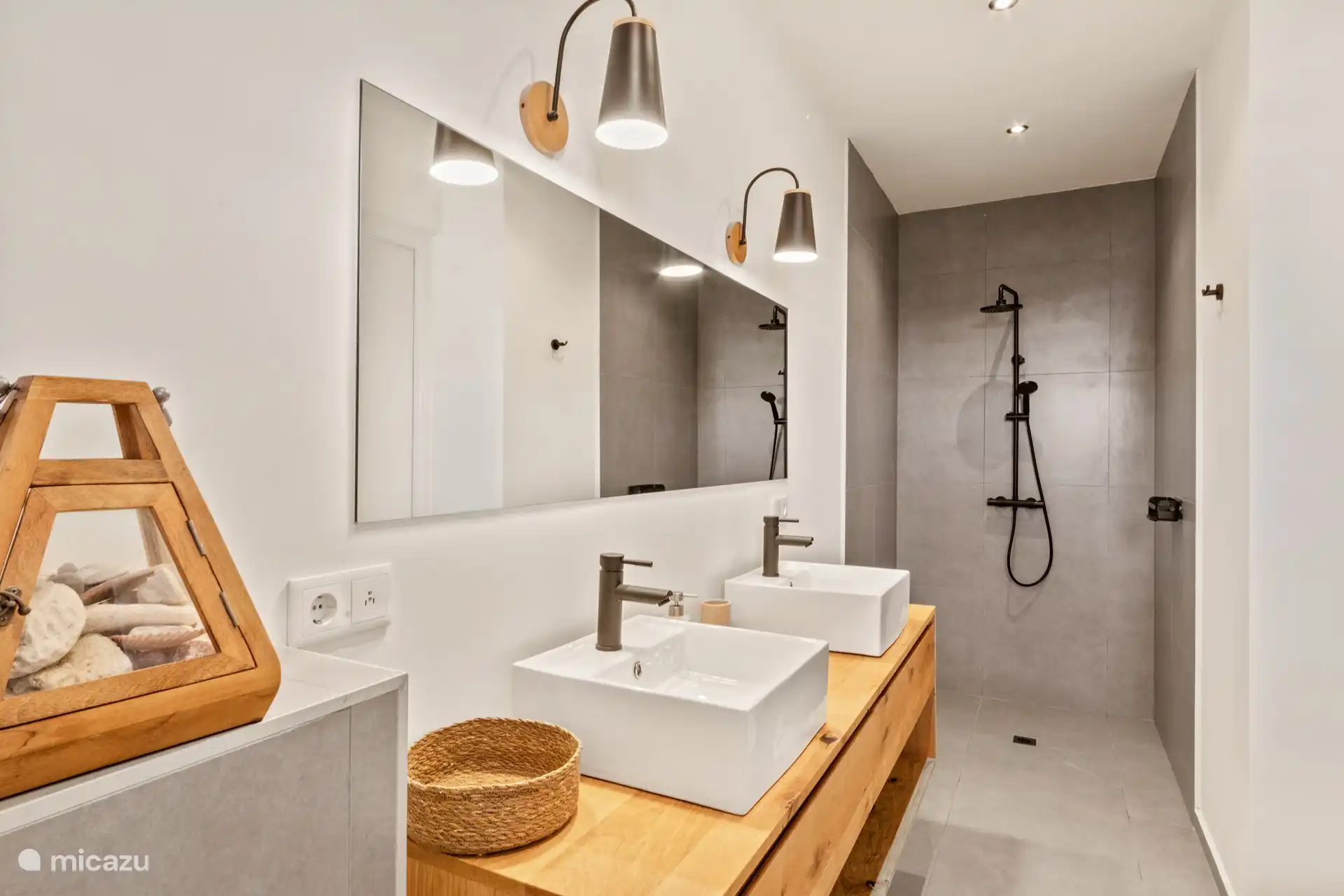 Badkamer bij tuinkamer 2 met regendouche