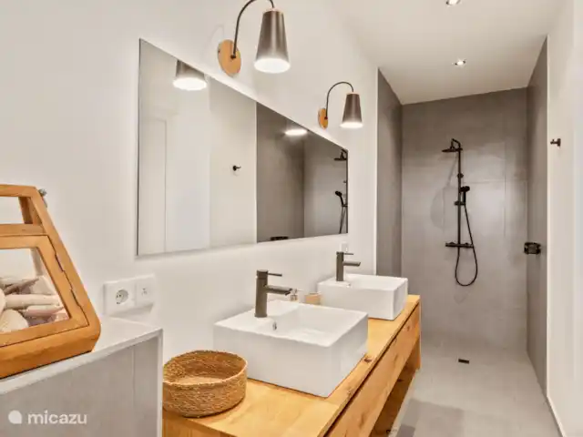Casa Jan Sofat 57 | Curaçao, Banda Ariba (est), Jan Sofat - appartement Salle de bain dans la chambre de jardin 2 avec douche à effet pluie