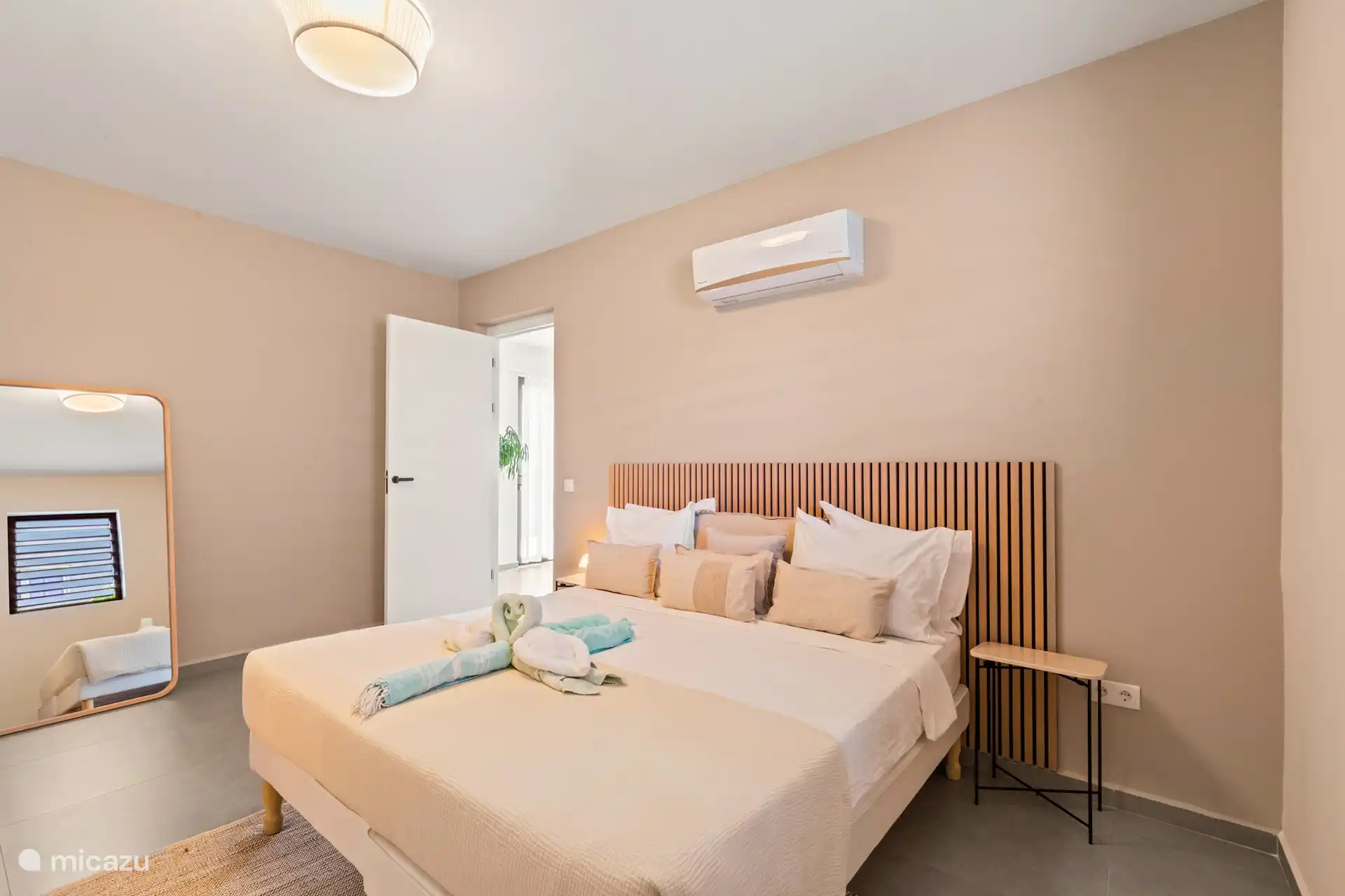 Slaapkamer 2 met tweepersoonsbed en a/c