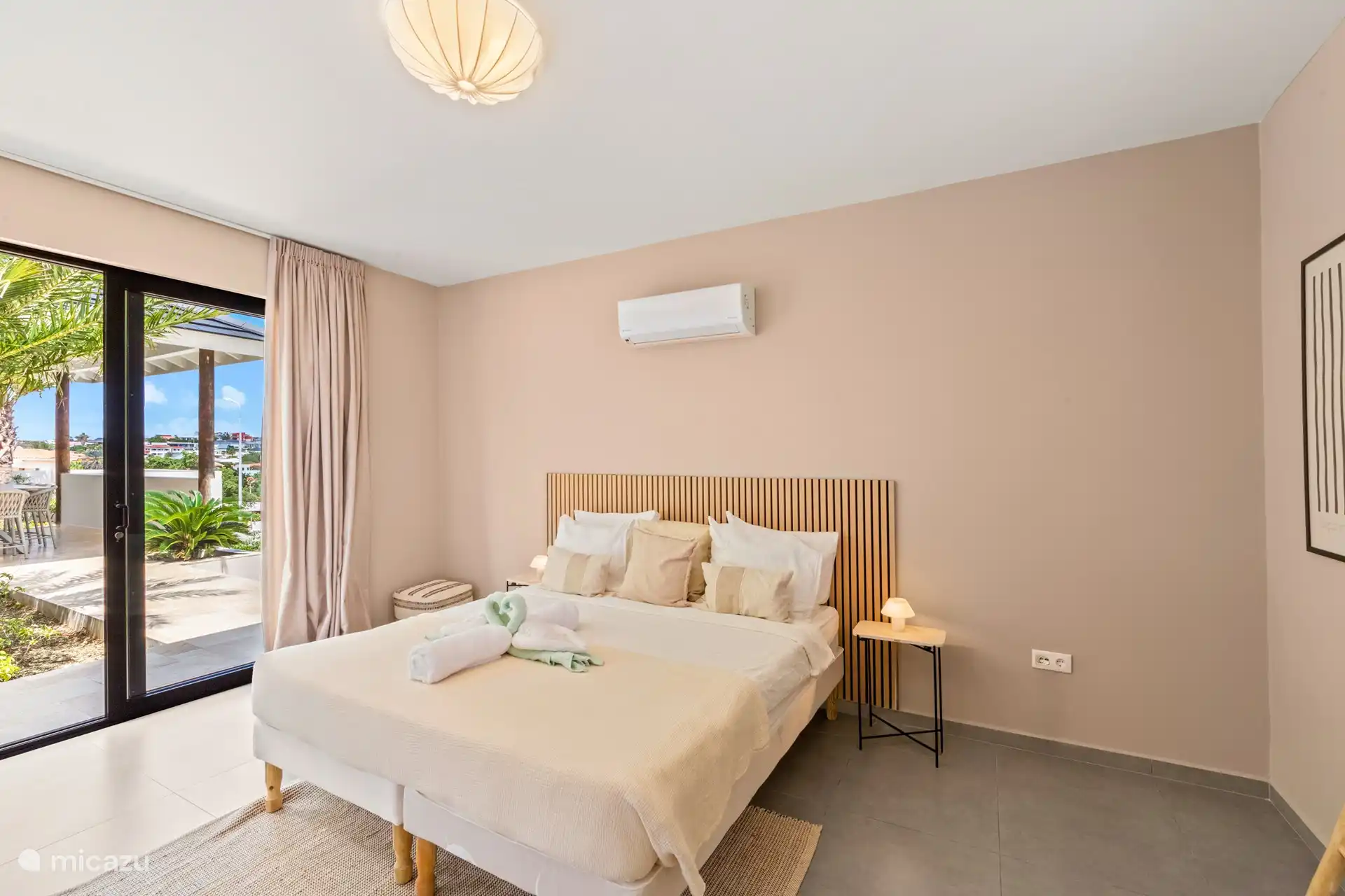 Tuinkamer 1 met tweepersoonsbed, a/c en badkamer