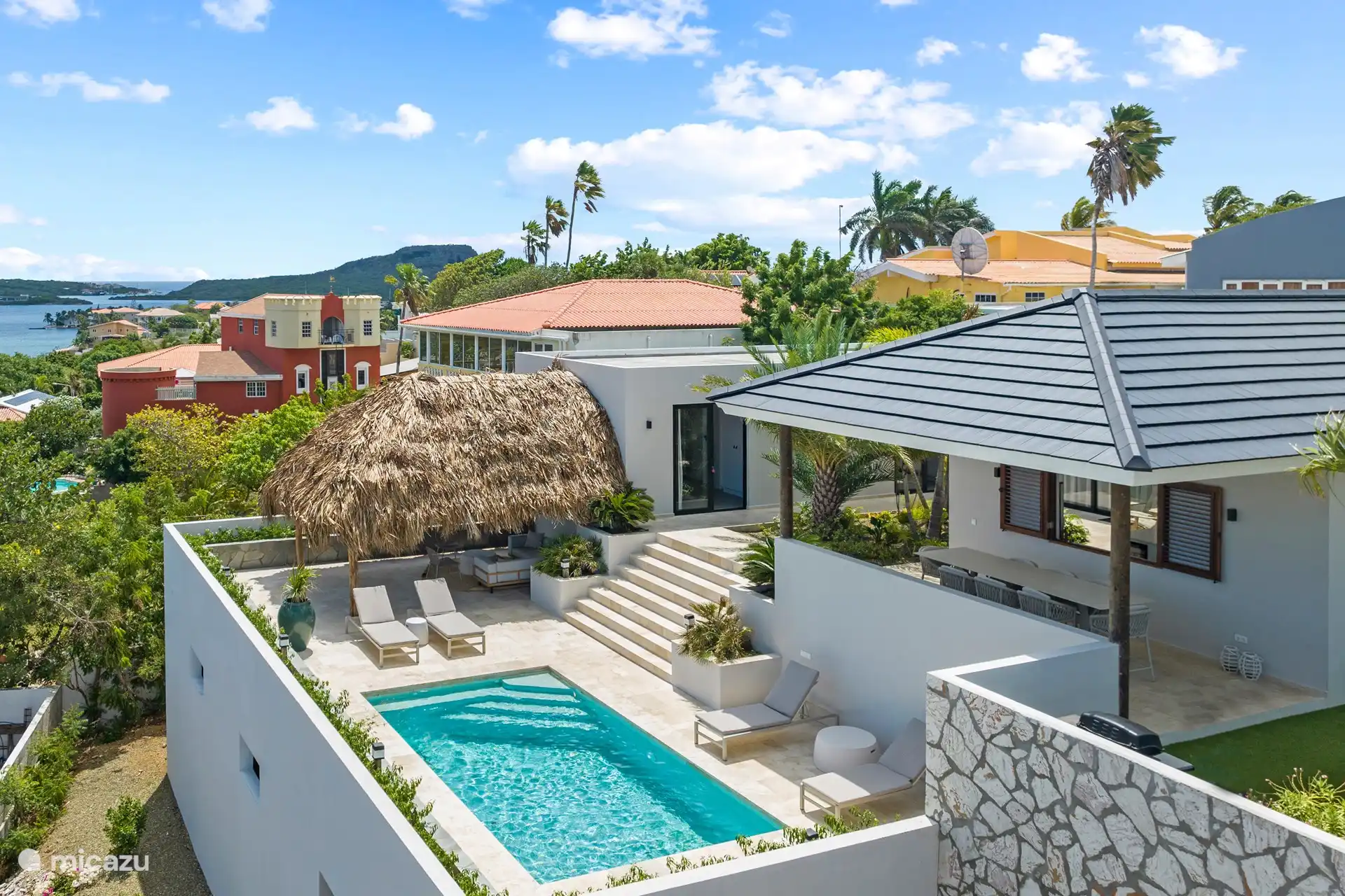 Achterkant van de villa met een heerlijk verkoelend zwembad