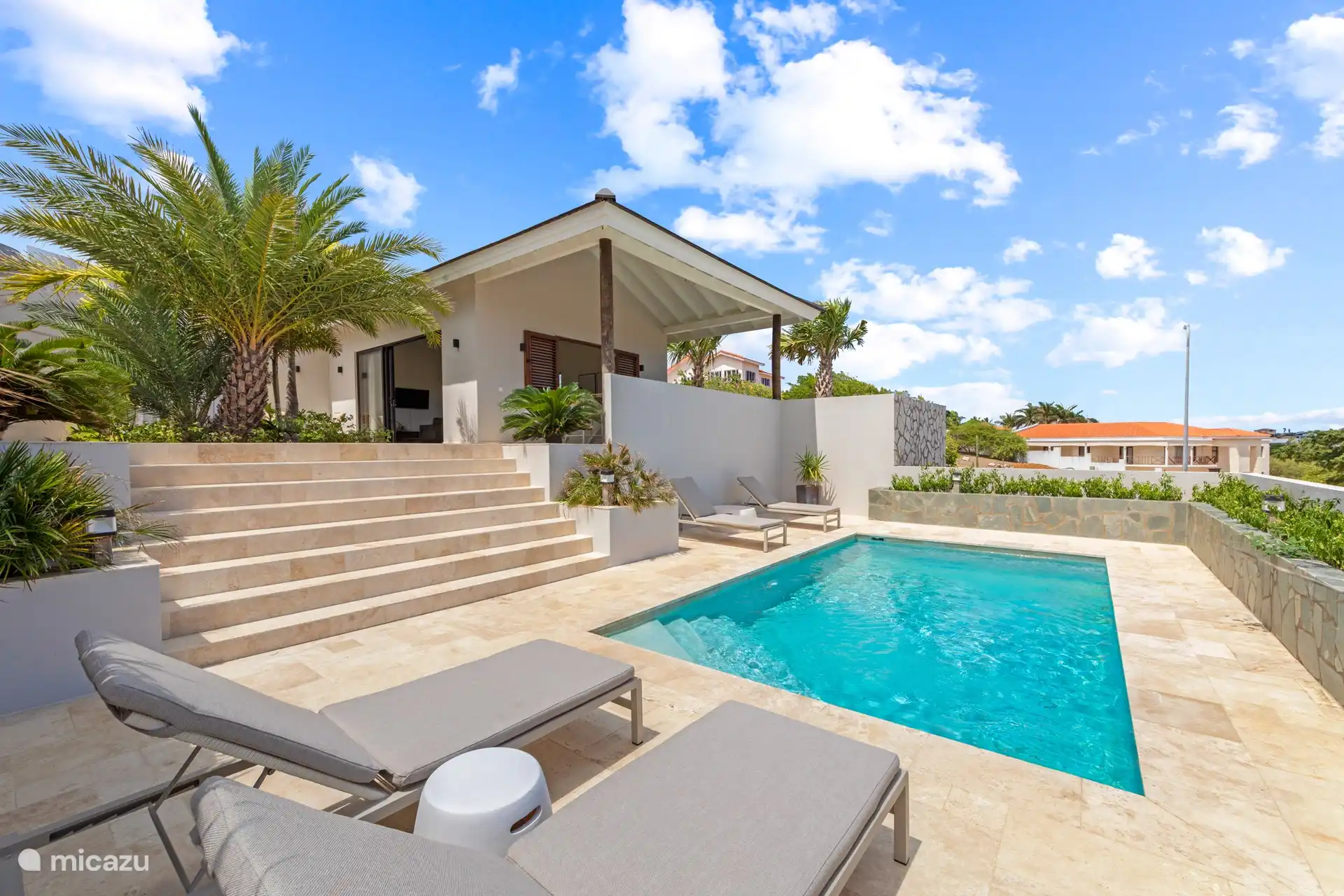 Zwembad met heerlijk ligbedjes