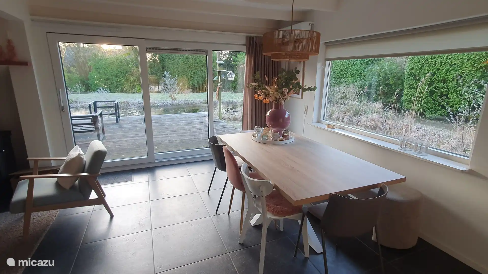 Essbereich für 8 Personen im Wohnzimmer.