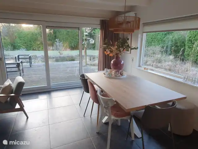Chalet L’Oiseau Chanceux | Pays-Bas, Drenthe, Zorgvlied - maison de vacances Salle à manger pour 8 personnes dans le salon.