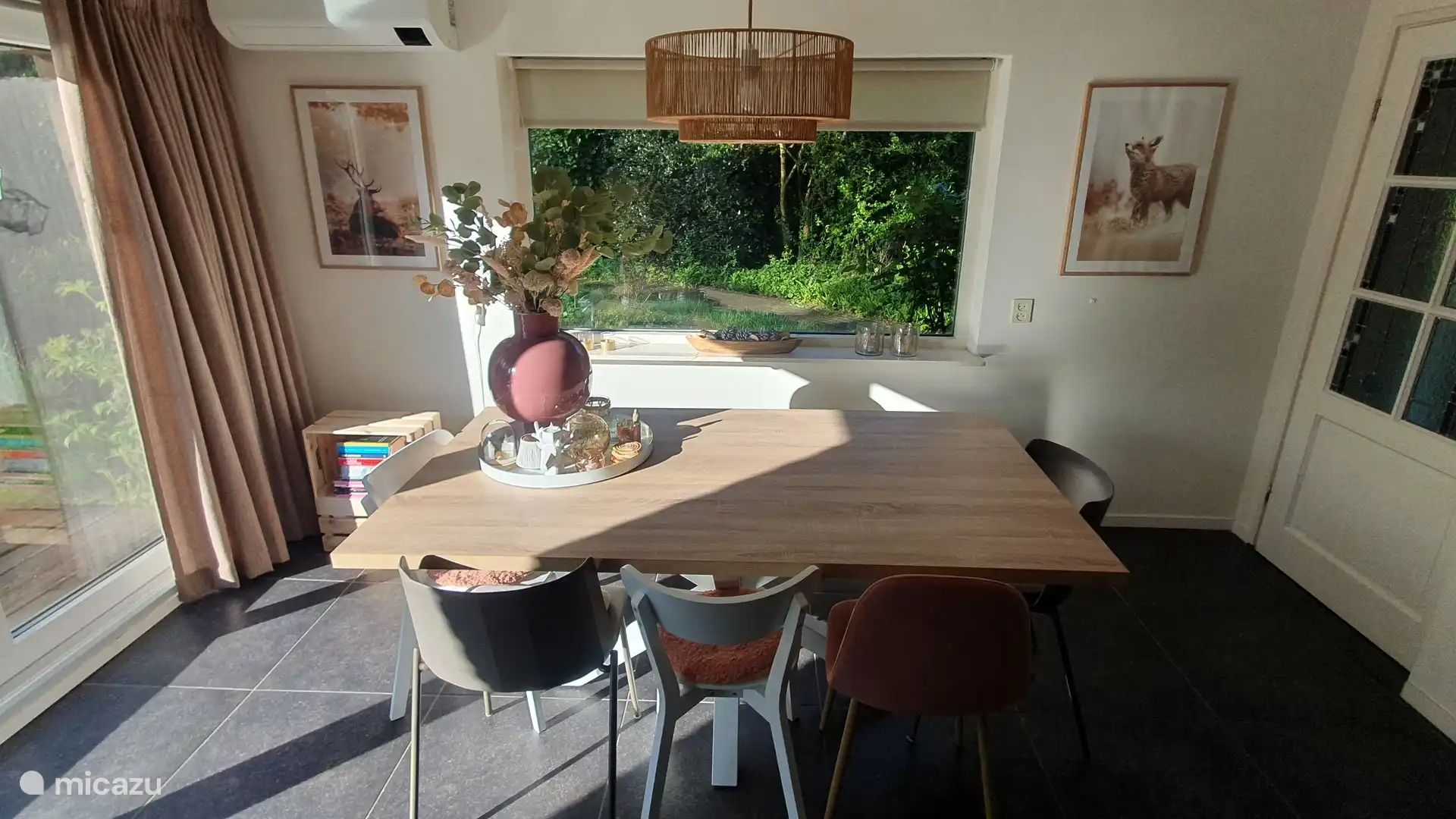 Essbereich für 8 Personen im Wohnzimmer.