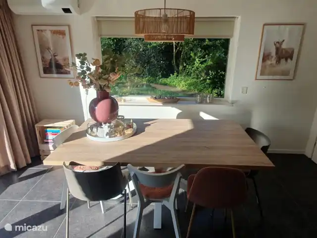 Chalet L’Oiseau Chanceux | Pays-Bas, Drenthe, Zorgvlied - maison de vacances Salle à manger pour 8 personnes dans le salon.