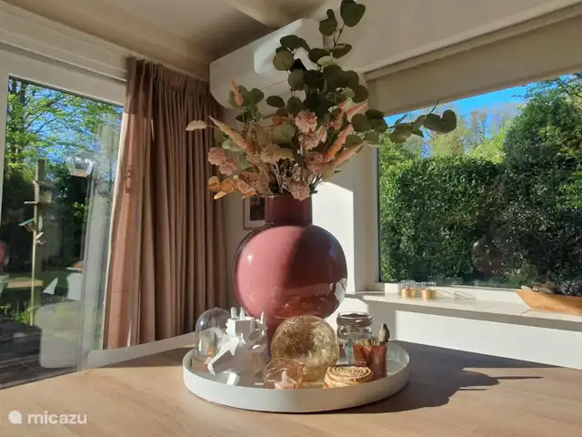 Chalet L’Oiseau Chanceux | Pays-Bas, Drenthe, Zorgvlied - maison de vacances Salle à manger pour 8 personnes dans le salon.