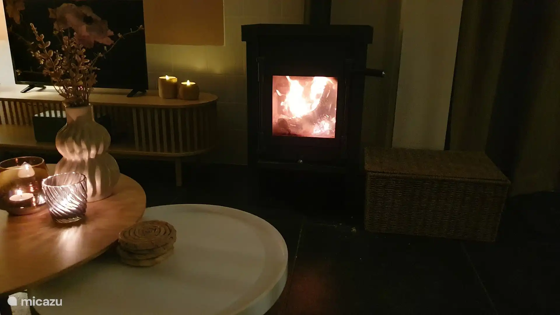 Kamin neben dem Sofa.