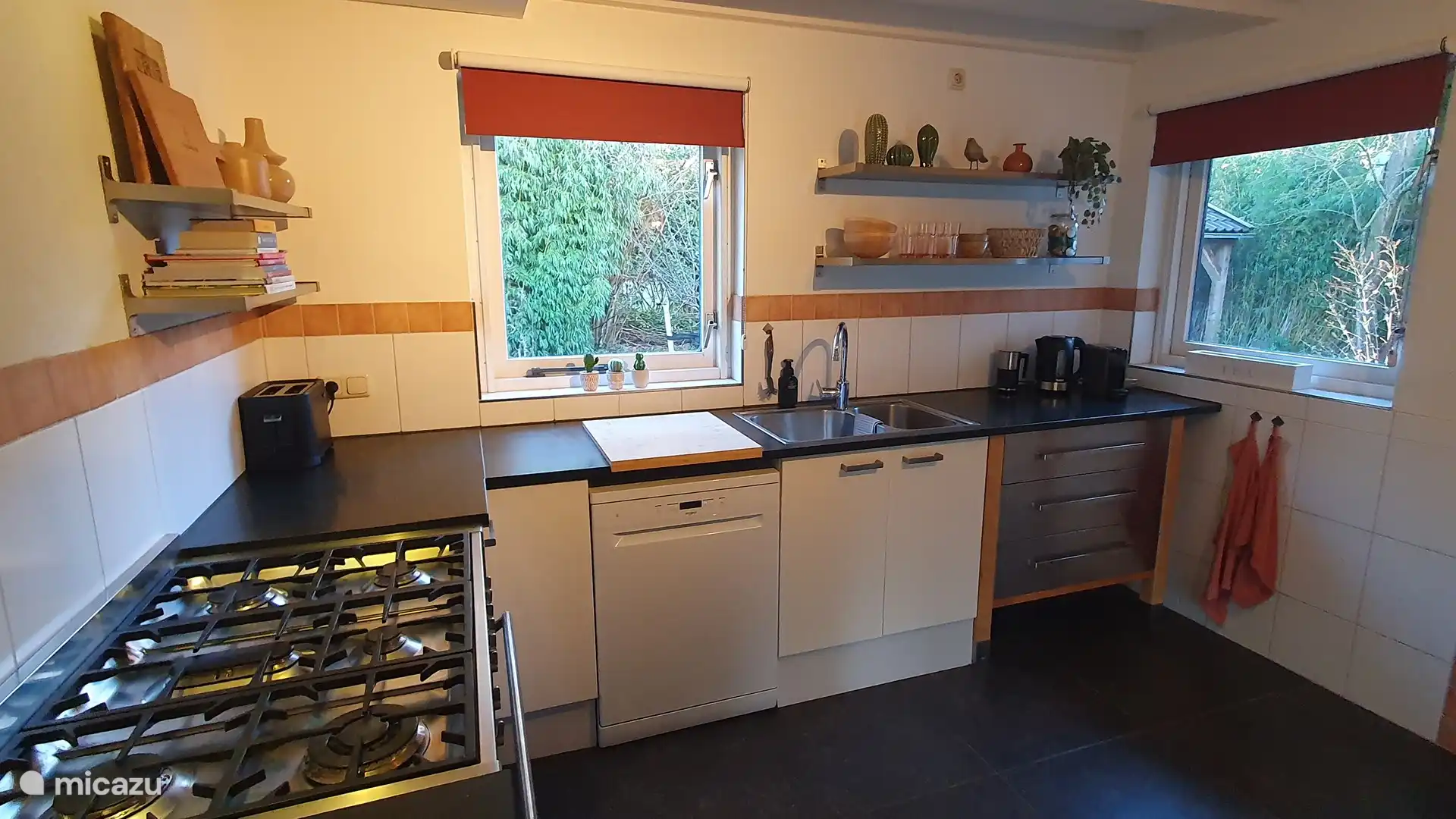 Küche mit allem, was du für eine leckere Mahlzeit brauchst.