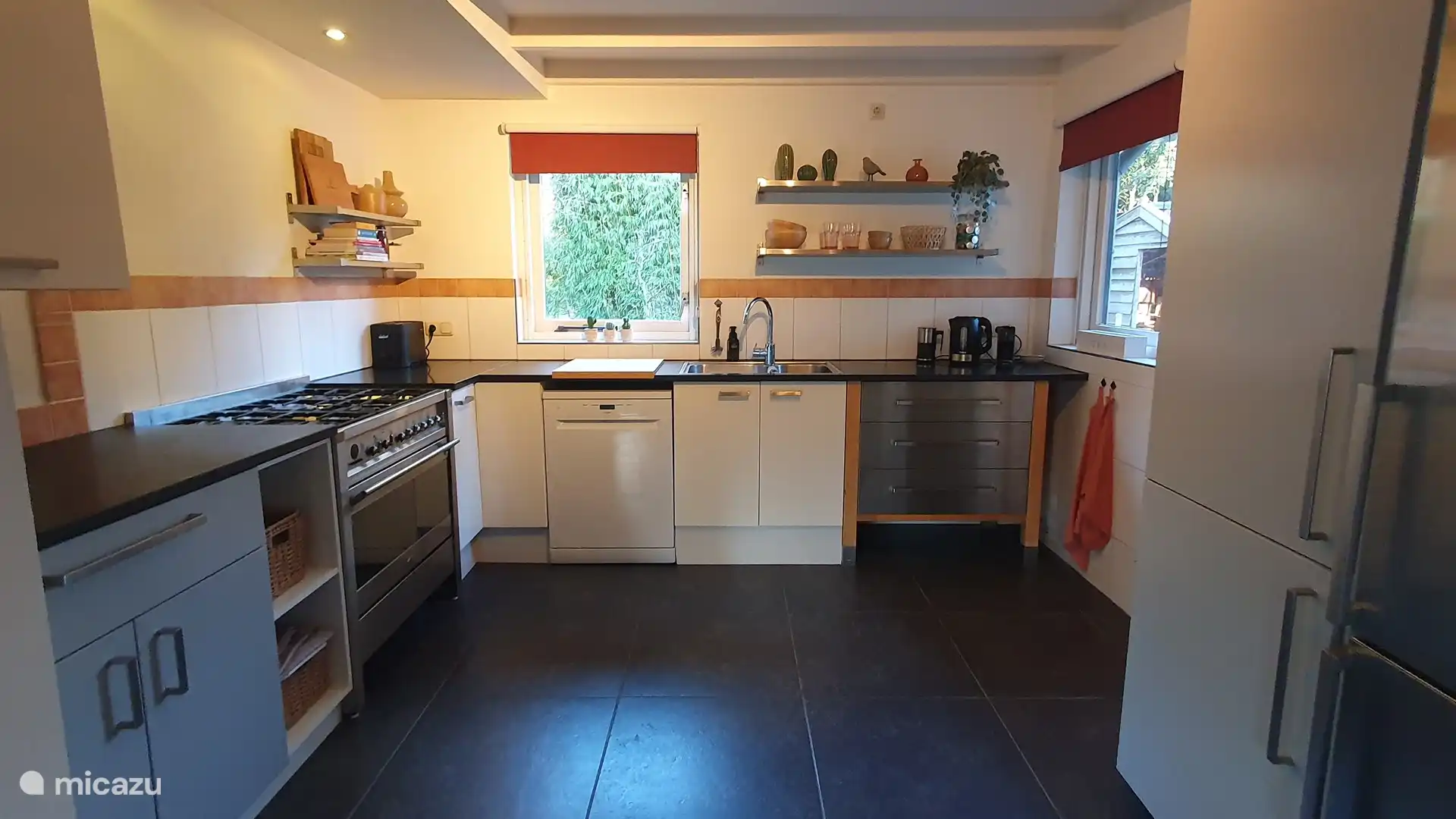 Küche mit allem, was du für eine leckere Mahlzeit brauchst.