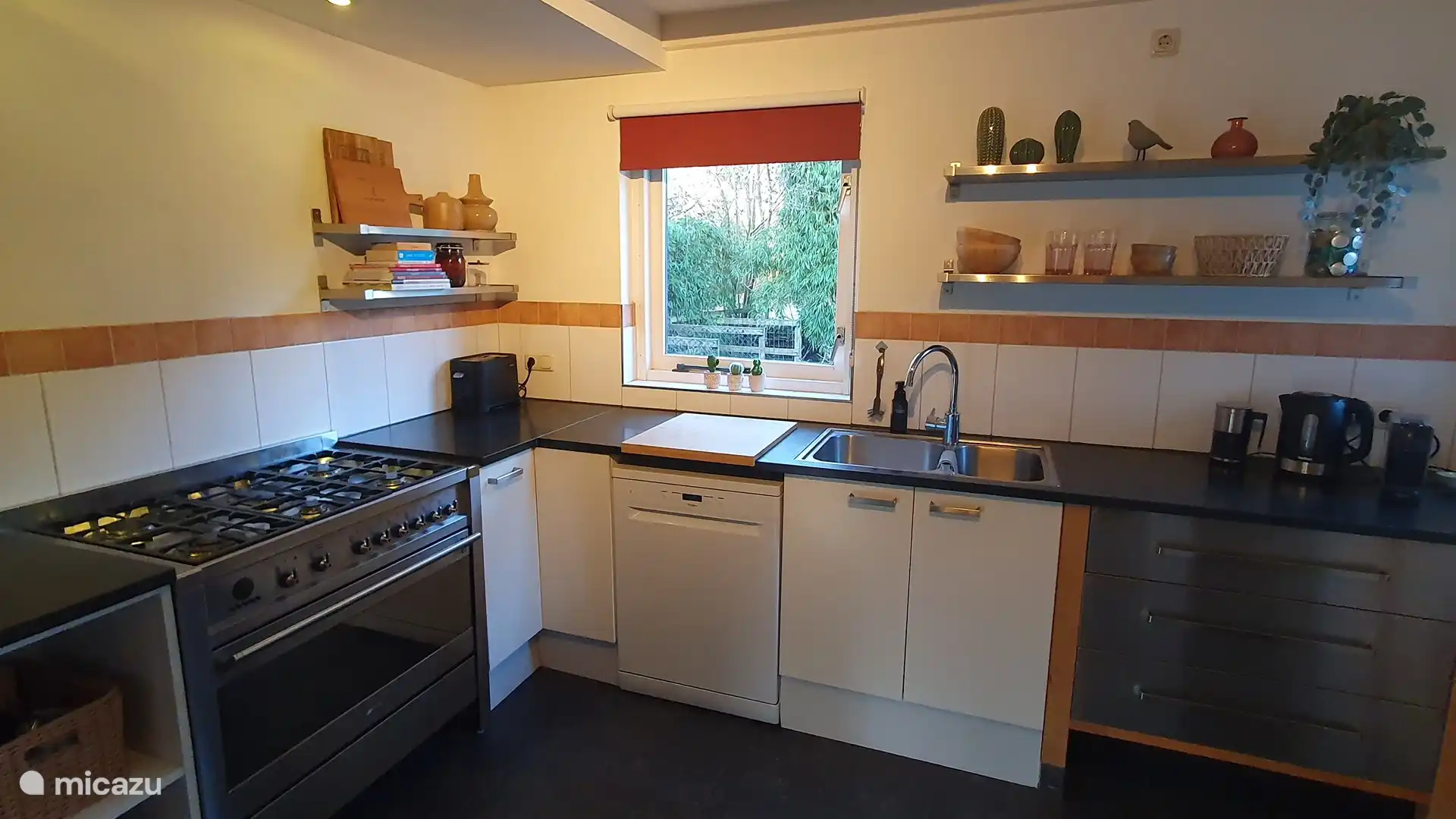 Küche mit allem, was du für eine leckere Mahlzeit brauchst.