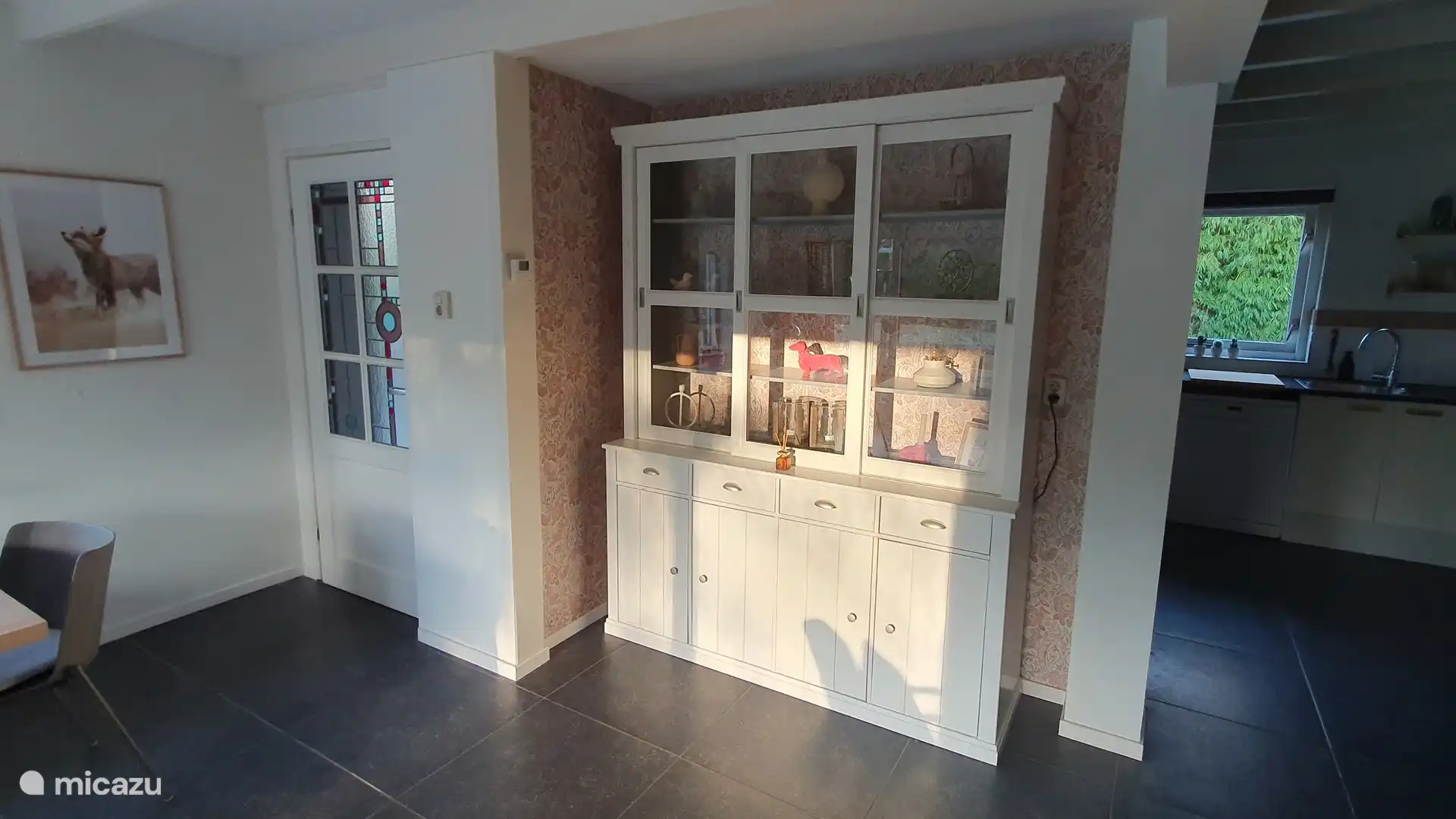 Schrank mit Informationen und Spielen.