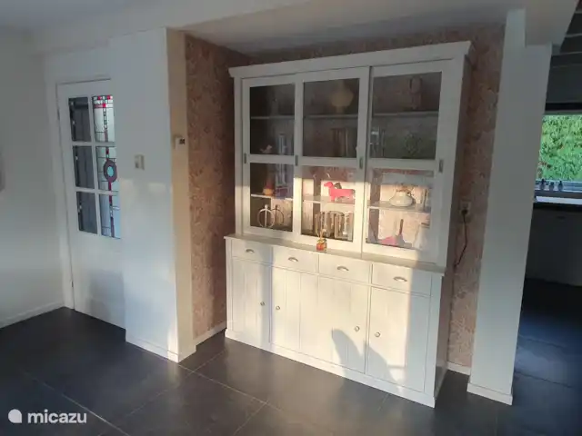 Chalet L’Oiseau Chanceux | Pays-Bas, Drenthe, Zorgvlied - maison de vacances Armoire avec informations et jeux.