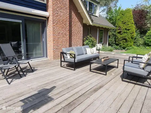 Chalet L’Oiseau Chanceux | Pays-Bas, Drenthe, Zorgvlied - maison de vacances Terrasse avec canapé lounge. Auvent disponible.