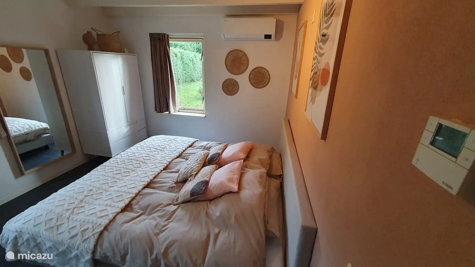 Schlafzimmer mit Fußbodenheizung und Klimaanlage.