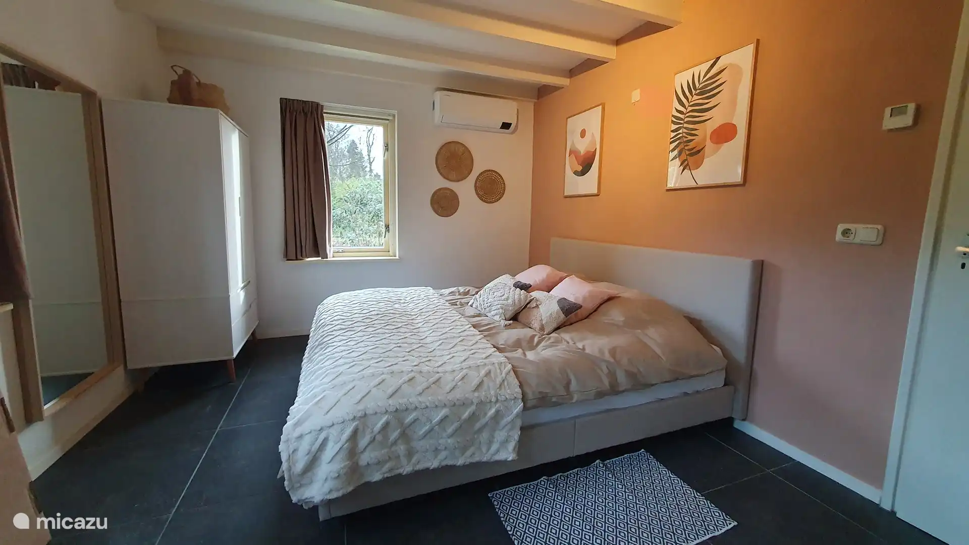 Schlafzimmer 1 mit Fußbodenheizung und Klimaanlage.