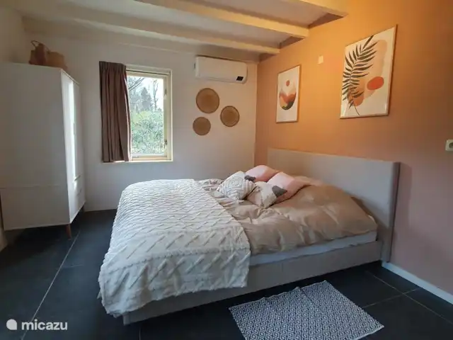 Chalet L’Oiseau Chanceux | Pays-Bas, Drenthe, Zorgvlied - maison de vacances Chambre 1 avec chauffage au sol et climatisation.