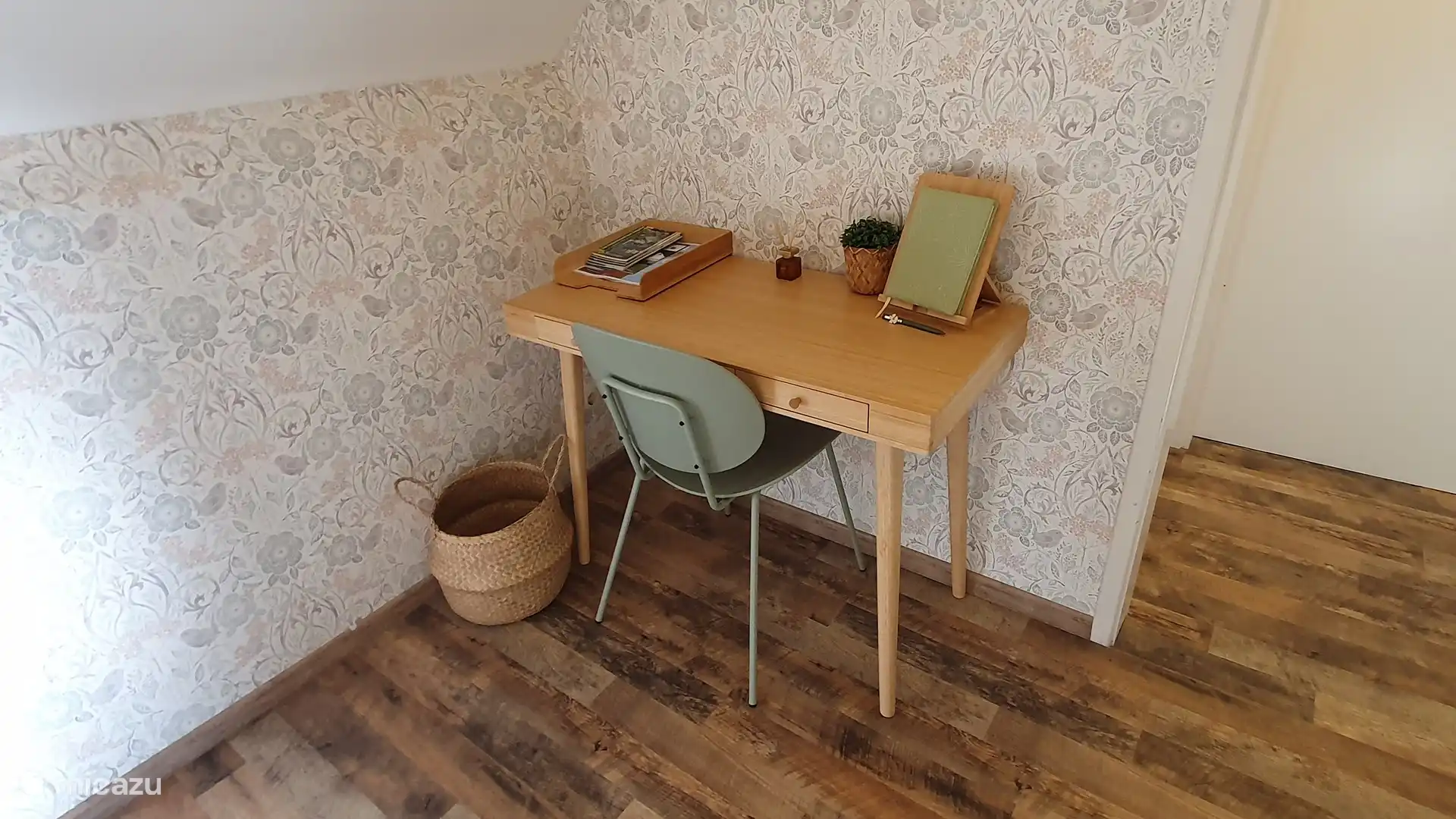 Flur mit Schreibtisch im 1. Stock.