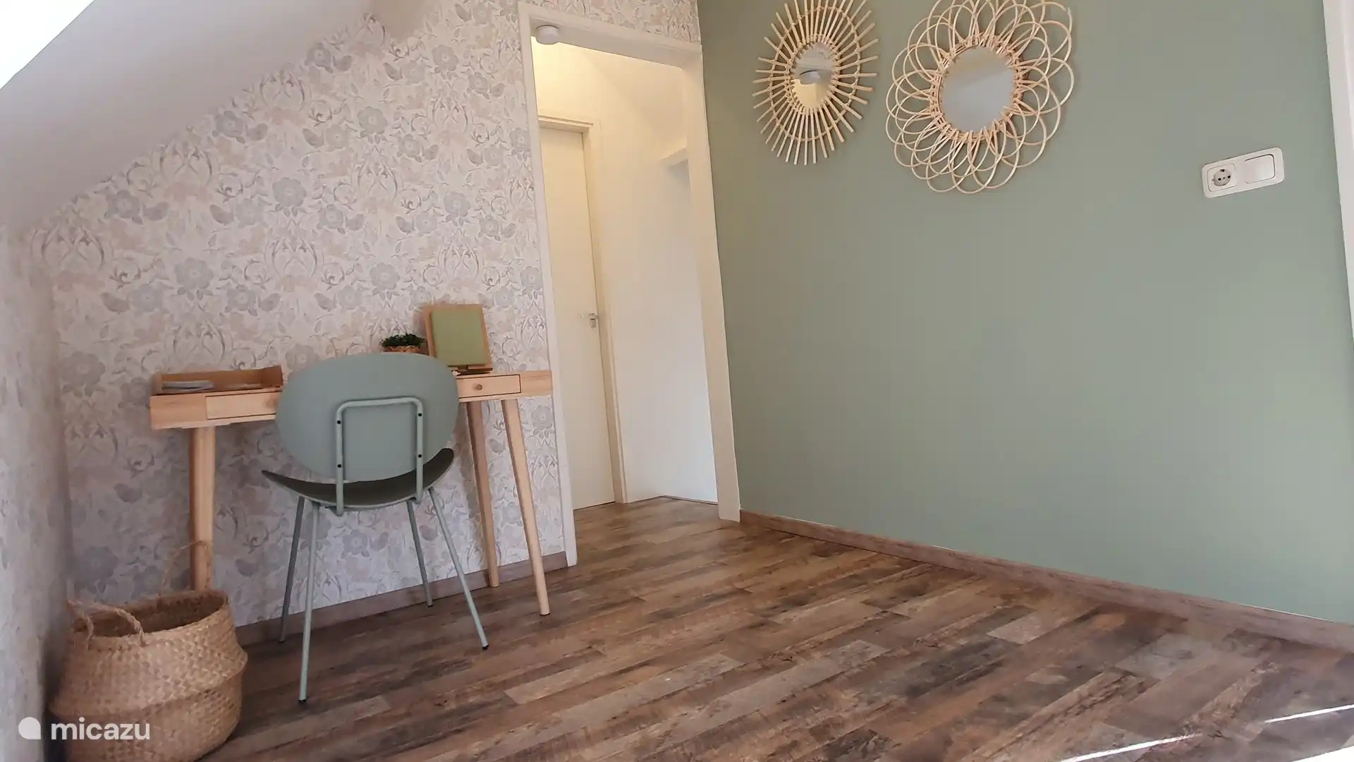 Flur mit Schreibtisch im 1. Stock.