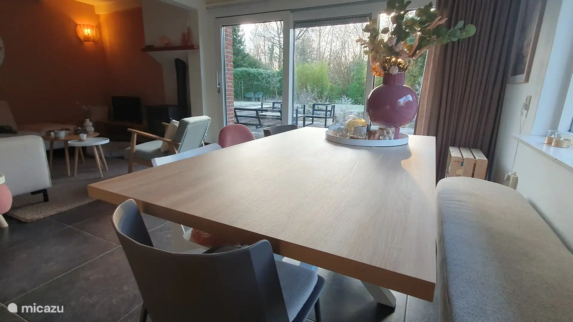 Essbereich für 8 Personen im Wohnzimmer.