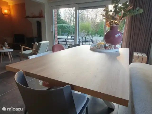 Chalet L’Oiseau Chanceux | Pays-Bas, Drenthe, Zorgvlied - maison de vacances Salle à manger pour 8 personnes dans le salon.