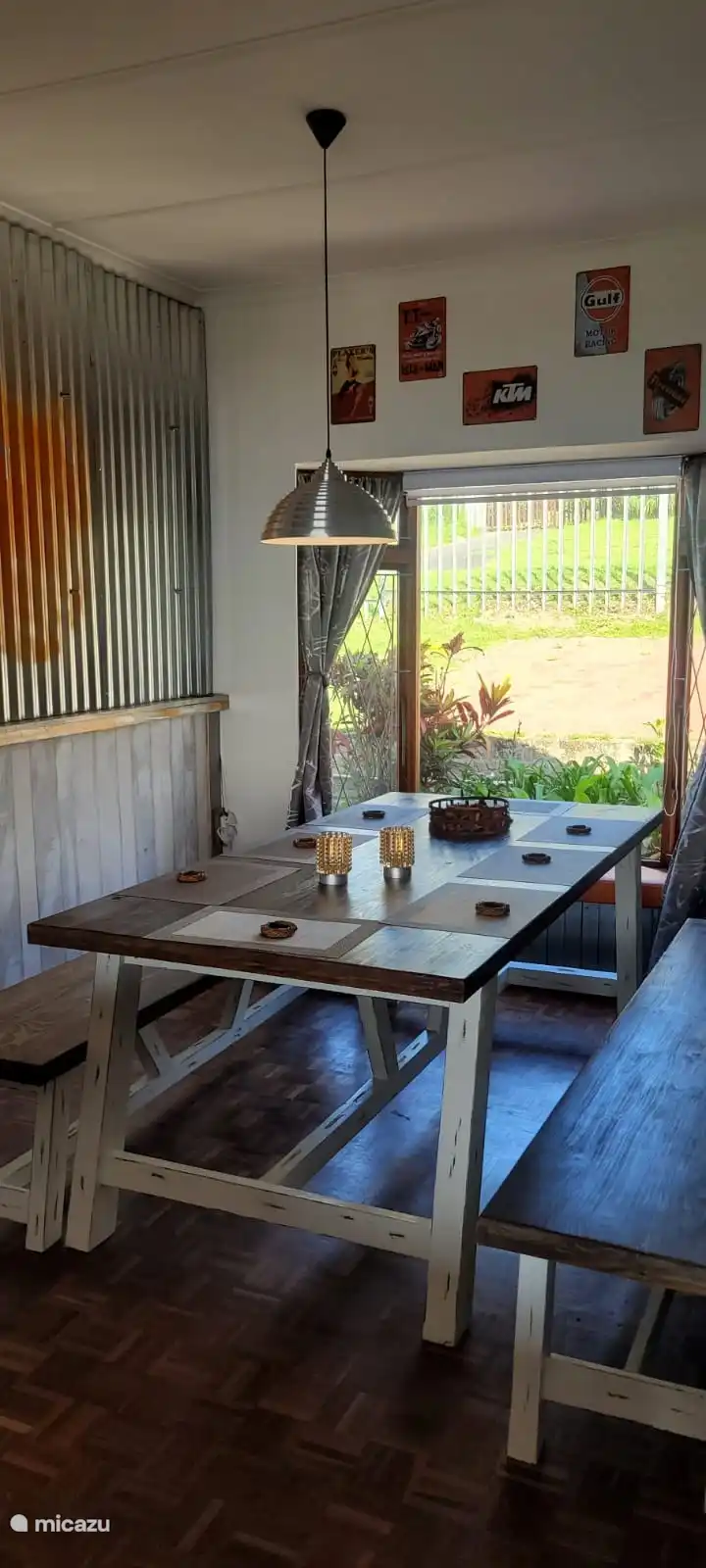 Geräumiger Esstisch im Inneren für gemütliche gemeinsame Abendessen