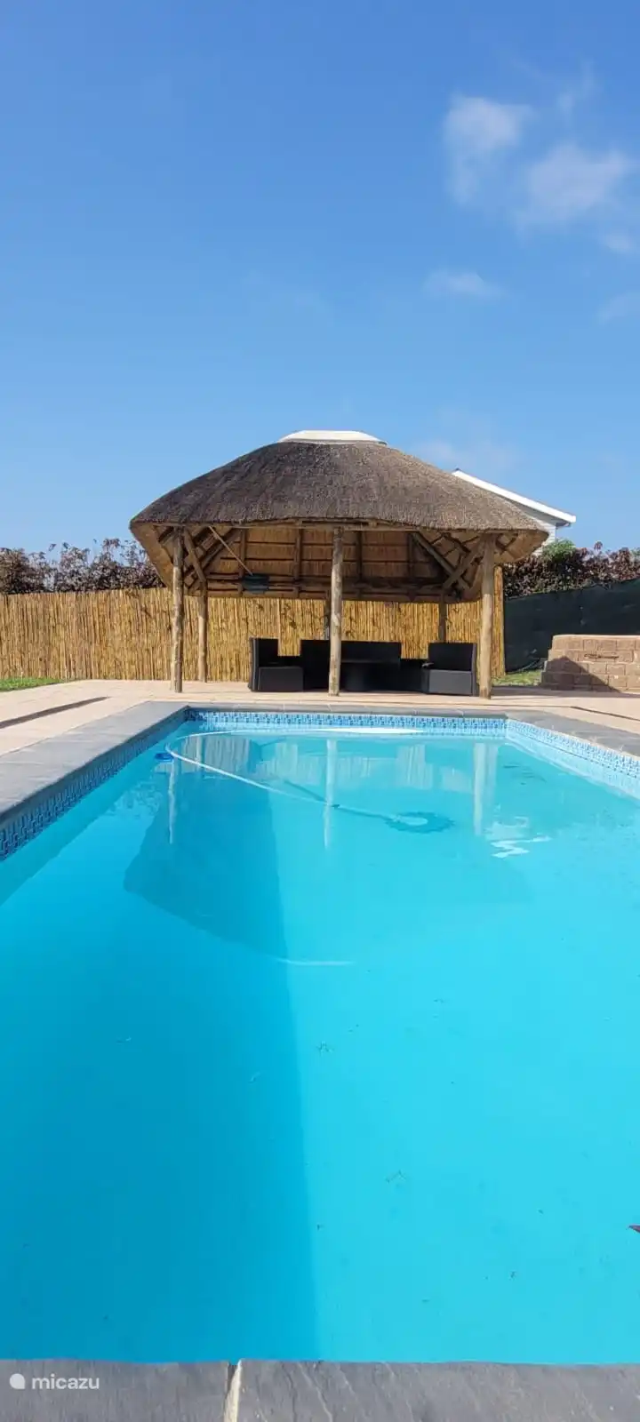 Privater Swimmingpool mit Lapa, wo ein schöner Garten zum Faulenzen oder Trinken bereit ist