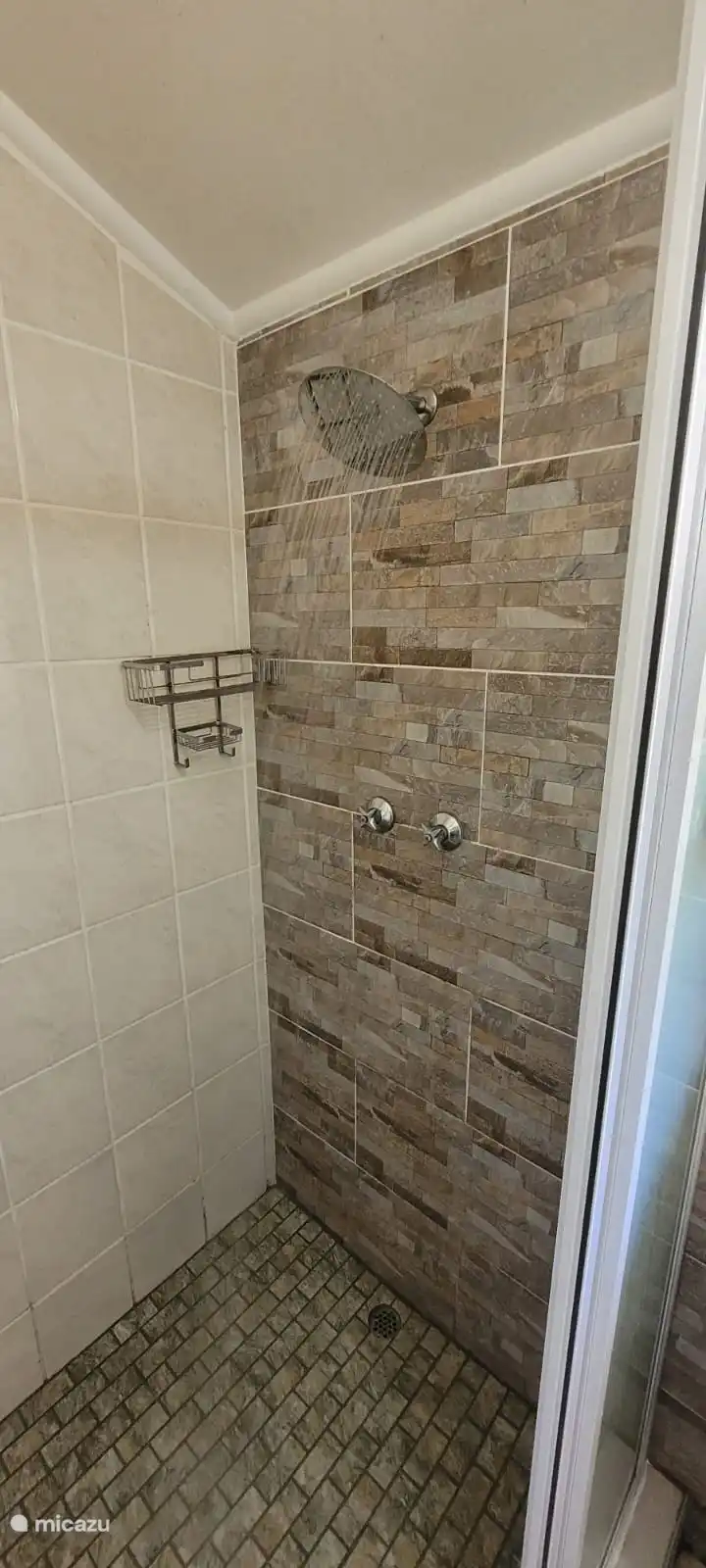 Dusche des en-suite Badezimmers des Schlafzimmers Nr. 4