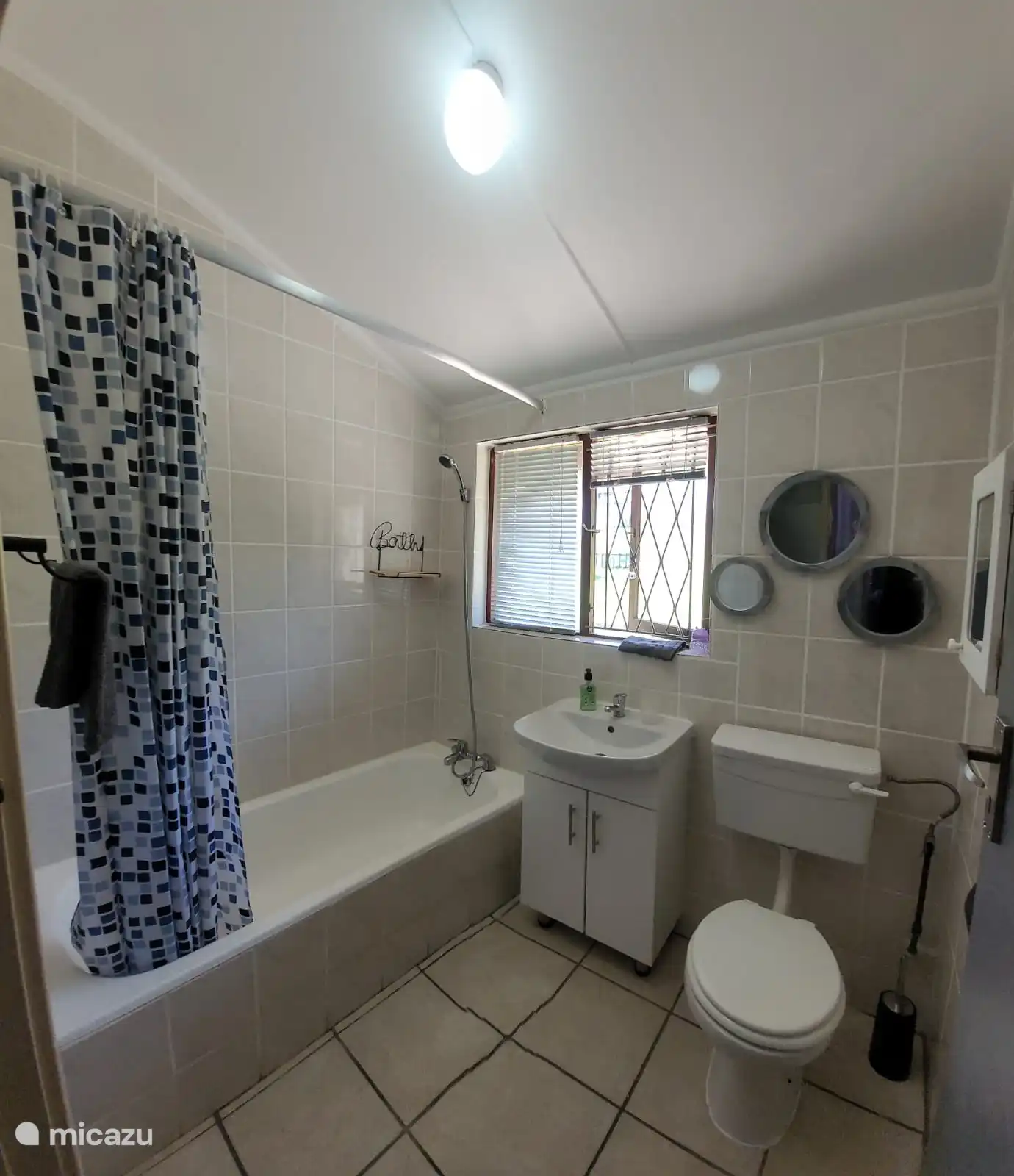 Gemeinschaftsbad mit Badewanne, WC und Waschbecken