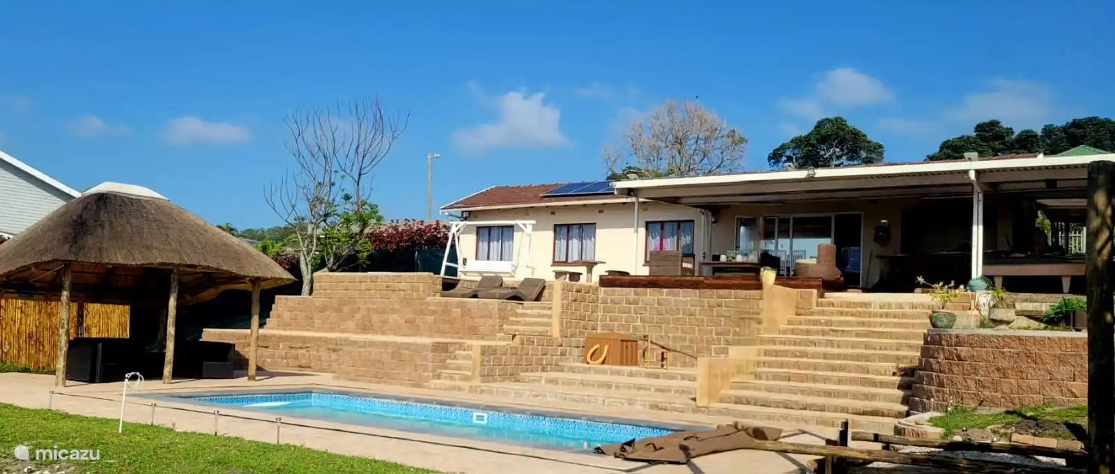 Viel Platz rund um den Pool zum Faulenzen