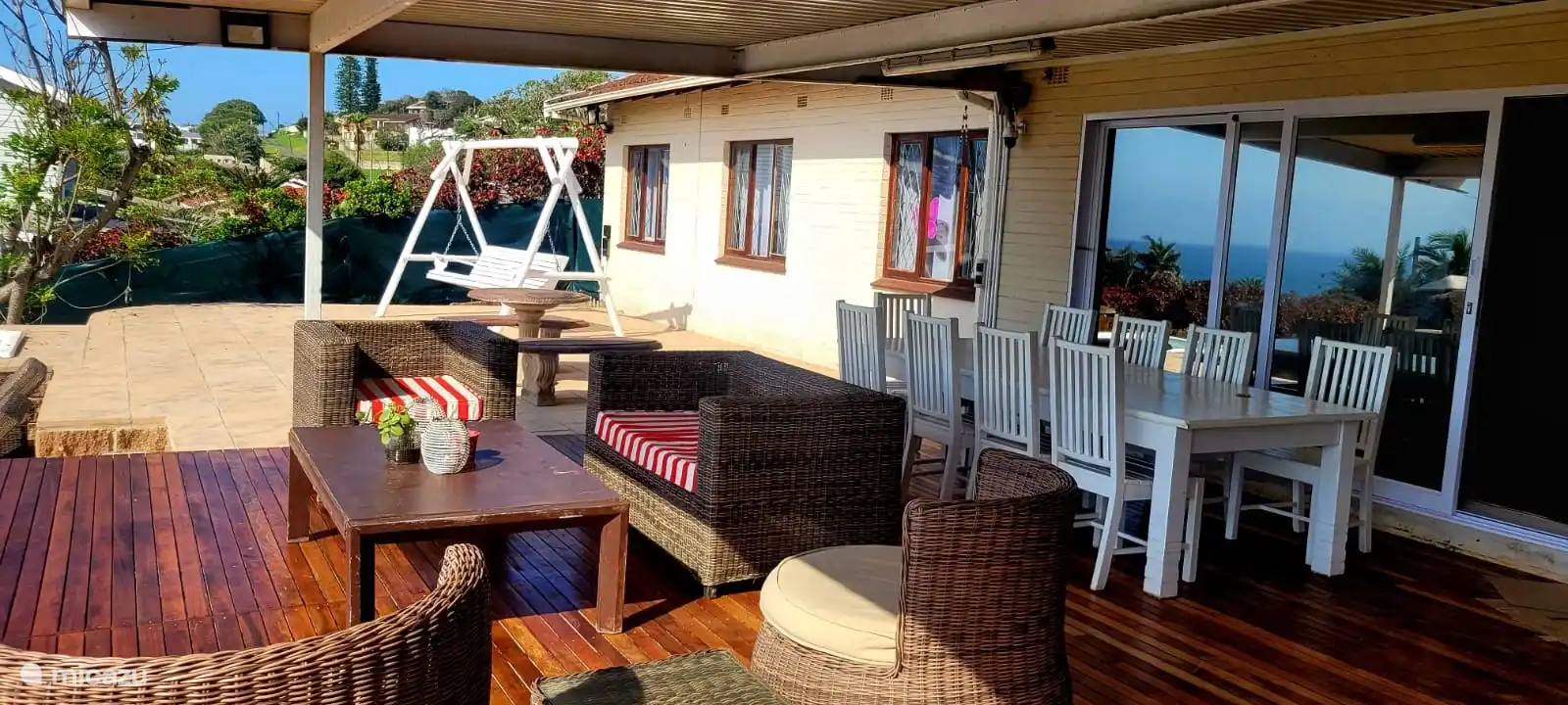 Gemütlicher Unterhaltungsbereich mit großem Esstisch im Freien für 8 Personen

