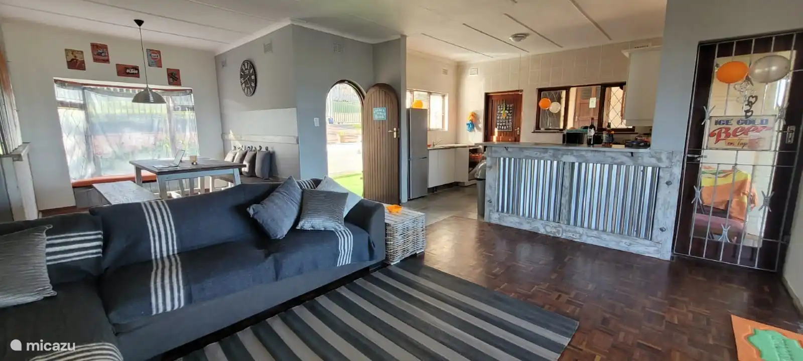 Geräumiges Wohnzimmer mit schönem Sofa
