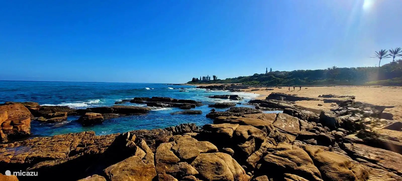 Direkter Zugang zum Strand durch die Tür im Tor, Strand ist nur 25 Meter vom Garten entfernt
Das Haus befindet sich in der Nähe der 2 Palmen links auf dem Foto
